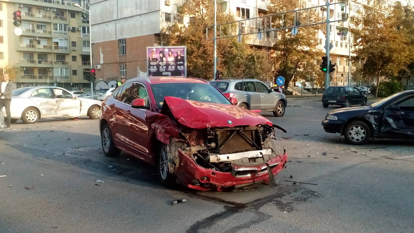 Тежък сблъсък на кръстовище в Пловдив, има пострадали! СНИМКИ