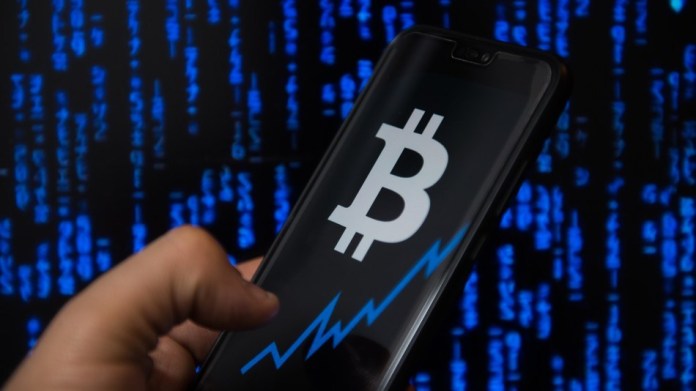 Курсът на биткойна за кратко време превиши $5000