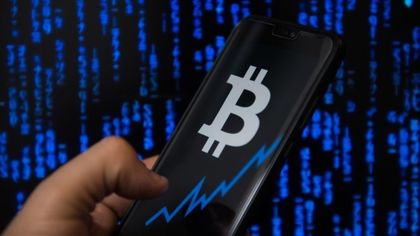 Курсът на биткойна за кратко време превиши $5000