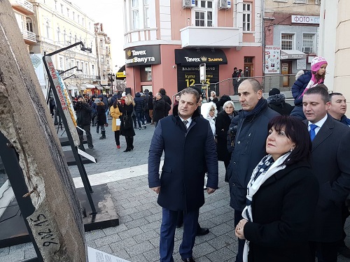 Председателят на ПГ на ГЕРБ Цветан Цветанов присъства на откриването на изложба, посветена на Берлинската стена