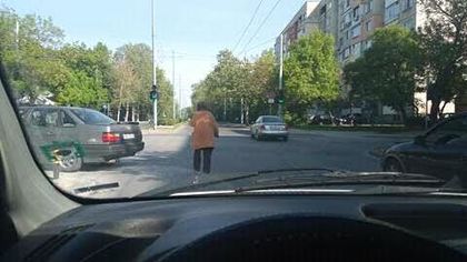 Вижте как възрастна жена си търси белята на кръстовище в Пловдив