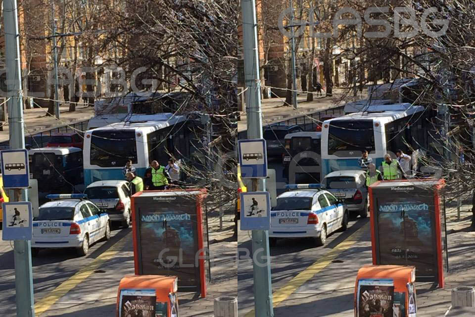 СНИМКИ: Кола се натресе в автобус пълен с пътници в центъра на Пловдив