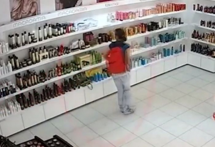 Нагла апашка вилнее в Бургас и обира дръзко скъпа козметика (ВИДЕО)