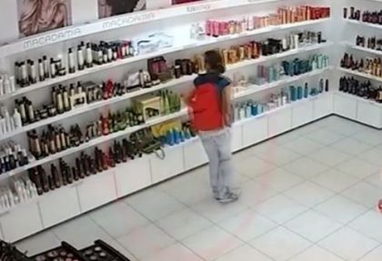 Нагла апашка вилнее в Бургас и обира дръзко скъпа козметика (ВИДЕО)