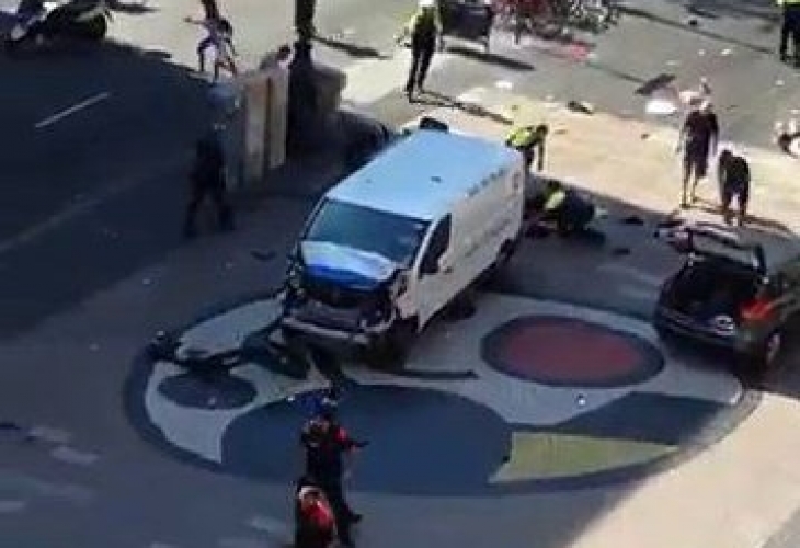 Официално: Кървав терор в Барселона! Има убити пешеходци, тела лежат по площада, нападателите били двама, нахлули в ресторант (СНИМКИ/ВИДЕО)