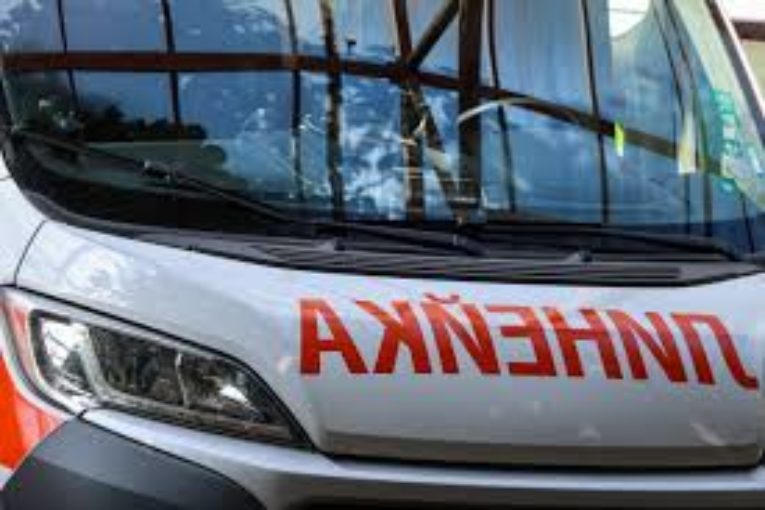 Трима ранени при удар на камион и кола край Добринище