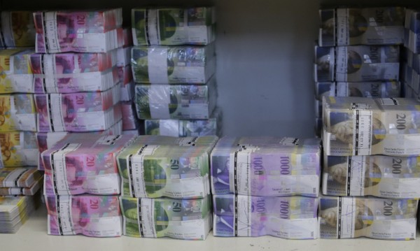 Швейцарците гласуват да имат по 2500 франка месечно