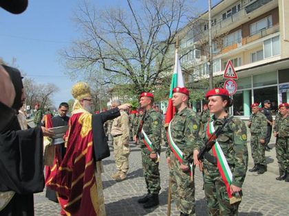 С портрета на Левски и знамето на Карлово потегля българският контингент за Афганистан