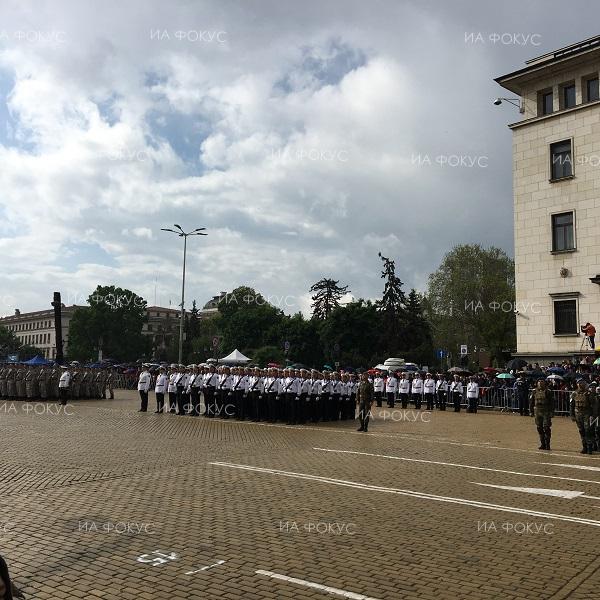 С мощно „Ура“ на пл. „Александър I Батенберг” в столицата бяха посрещнати знамената светини на Българската армия