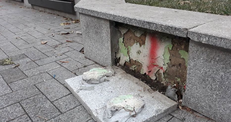 Пореден дефект на скорошен ремонт във Варна: Гражданин показа защо мрамора по центъра пада (снимка)