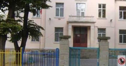 Озверял баща преби детето си пред училище!