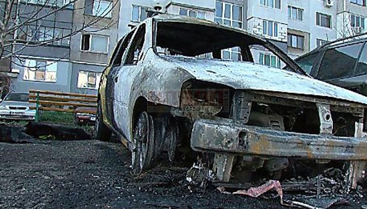 Такси изгоря в квартал 
