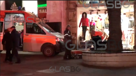ВИДЕО: Мъж се вкочени на Главната в Пловдив! Уплашени хора повикаха линейка и се оказа, че...