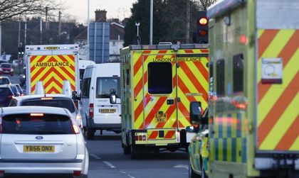 Петима души бяха затиснати при преобръщане на трамвай в Лондон