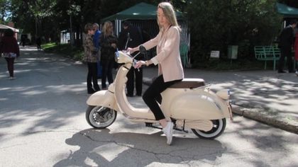 Деси Николова създаде, представи и пусна в продажба първия български електрически скутер