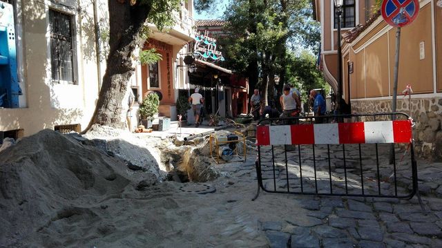 Бутат подпорна стена в Стария град, затварят две улици