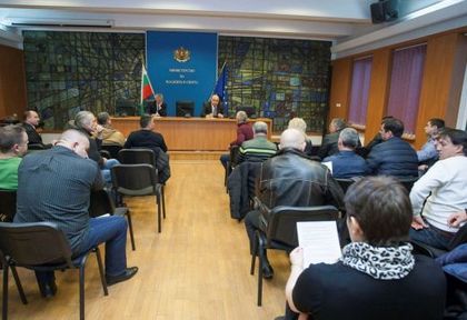 Клубове по щанги се жалват на министър Кралев