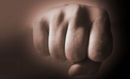 Удариха и ограбиха младеж на