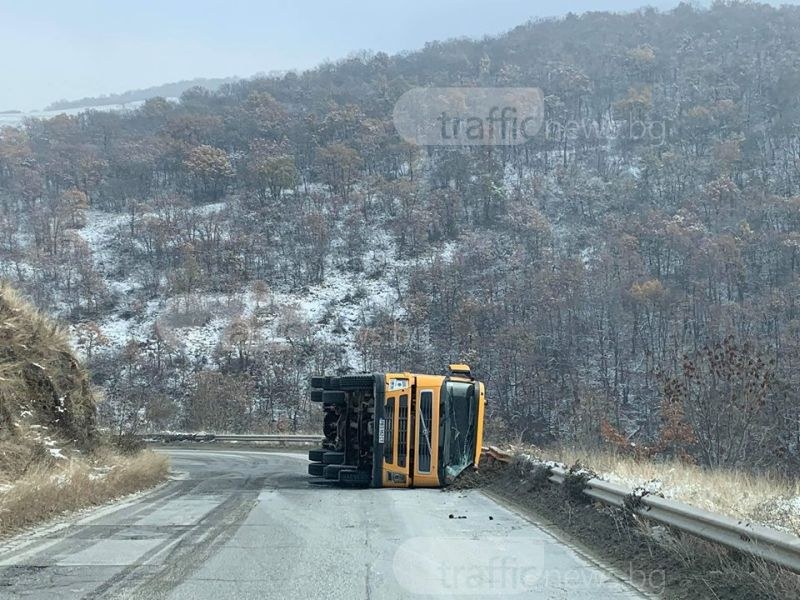 Камион се обърна на пътя над Белащица СНИМКИ