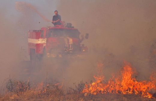Камион с метан се самозаполи на пътя Карлово- Пловдив! Взривяват се бутилки, движението е спряно