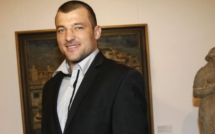 Елис Гури стана