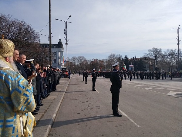 Варна: Стотици жители и гости на града се включиха в шествието до паметника на Христо Ботев в Морската градина