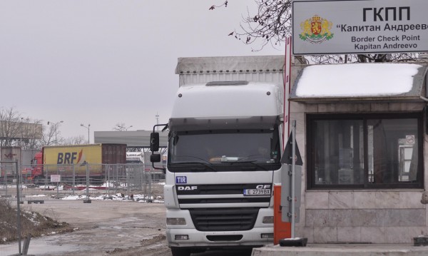 Евродепутати: Българските граничари зарязват границата в час пик