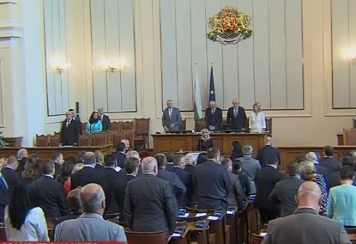 Рокадите в кабинета са факт! Новите министри положиха клетви и обещаха да...