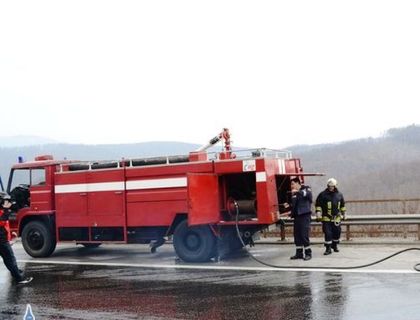 Камион с горящи бали блокира АМ