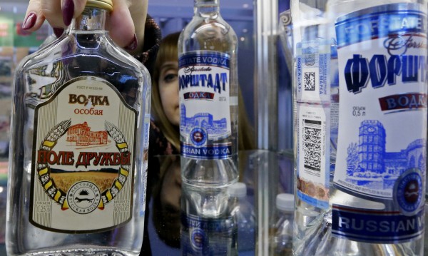 Алкохол се лее... Но не и в Русия. Пиенето намалява!