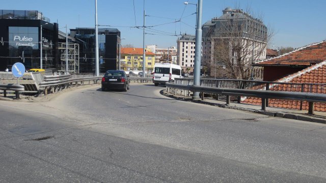 Гол мъж тръгна по улиците на Пловдив (СНИМКА 18+)