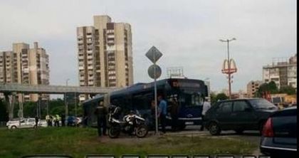От последните минути: Автобус от градския транспорт помете кола в Бургас