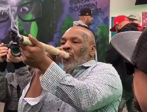 Майк Тайсън захапа гигантска цигара с марихуана (видео)