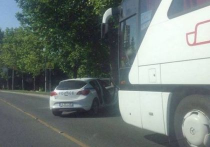Екшън в Бургас! Полиция спря междуградски автобус, изкараха пътник с белезници