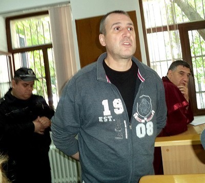 Обвиненият в двойно убийство полицай иска извън ареста