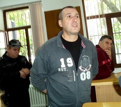 Обвиненият в двойно убийство полицай иска извън ареста