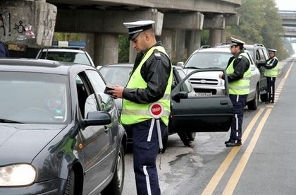 Шофьор без книжка, предложил подкуп на полицаи, остава в ареста