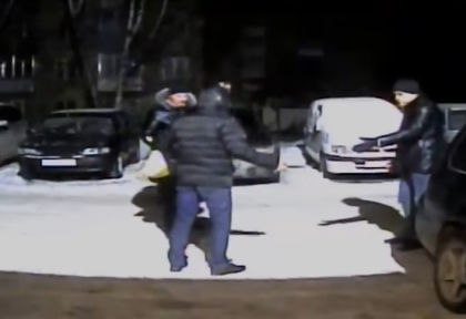 Шумен и буен шофьор бе наръган със собствения му нож (ВИДЕО 18+)