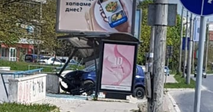 Коля помля спирката срещу Цирковата площадка във Варна (снимка)