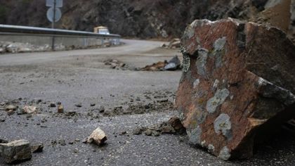 Опасност от падащи камъни по пътищата в Смолянско
