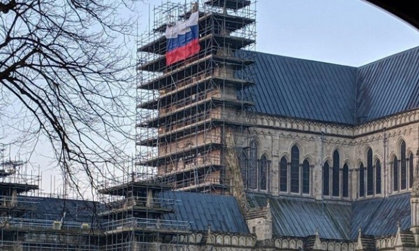 Руското знаме на катедрала в Солсбъри - провокация?