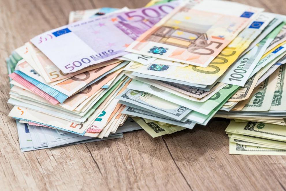 Полицаи иззеха лични и дебитни карти и сумата от 3600 евро