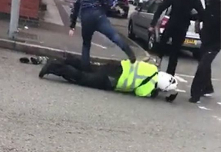 Ново ВИДЕО 18+ как банда бежанци бие зверски пътен полицай в Англия