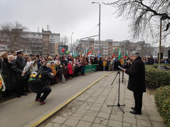 Варна: Десетки жители и гости на града се преклониха пред подвига на Апостола на свободата