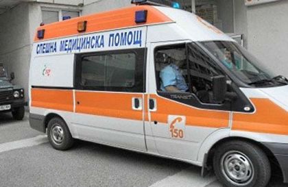 Резачка отскочи и сряза крака на млад мъж
