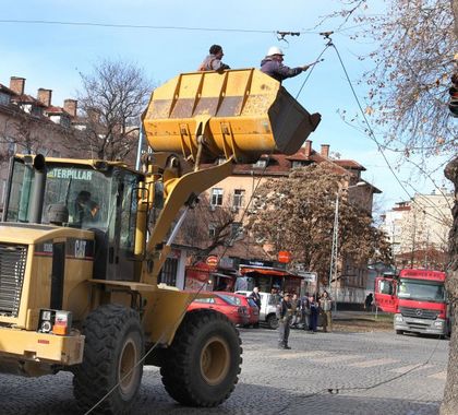 ВИДЕО: Свалят тролейбусните жици на бул.