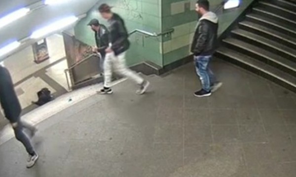 Един бута, другите зяпат в метрото. Българи? Възможно е!