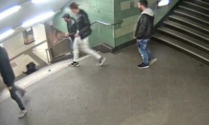 Един бута, другите зяпат в метрото. Българи? Възможно е!