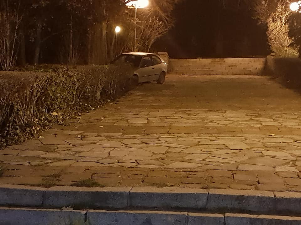 Пазарджишки играч с Тойота превърна пешеходната алея на Бунарджика в улица, счупи бракмата си и офейка (СНИМКИ)