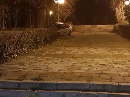 Пазарджишки играч с Тойота превърна пешеходната алея на Бунарджика в улица, счупи бракмата си и офейка (СНИМКИ)
